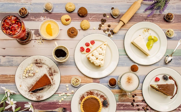 Desery i potrawy na drewnianym stole